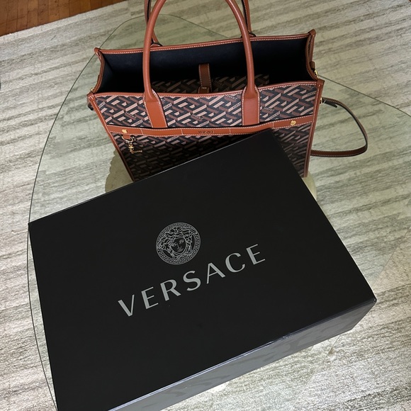 VERSACE
La Greca Signature Tote Bag - Picture 8 of 13